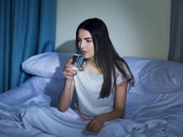 Uống nước tinh khiết trước khi đi ngủ 1 tiếng để ngủ ngon hơn