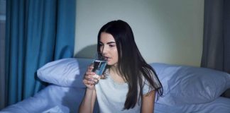 Uống nước tinh khiết trước khi đi ngủ 1 tiếng để ngủ ngon hơn