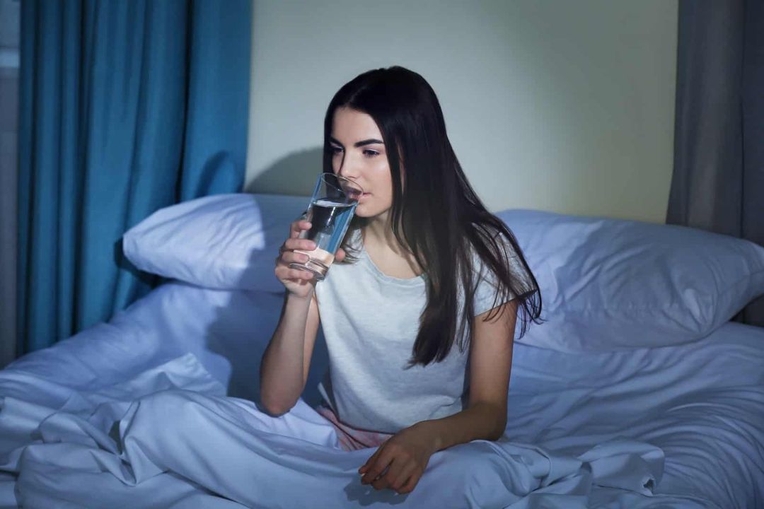 Uống nước tinh khiết trước khi đi ngủ 1 tiếng để ngủ ngon hơn