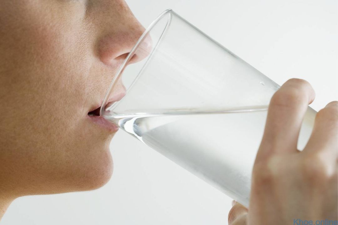 Uống nước để ngừa nhiễm trùng tiểu